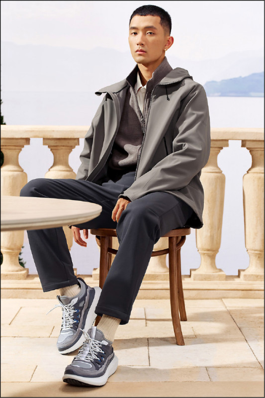 ECCO×White Mountaineering聯名系列以山系風格為主軸。BIOM刷毛軟殼夾克，13,800元；抓絨軟殼長褲，7,800元；BIOM 2.2 MAX運動休閒鞋，9,680元。