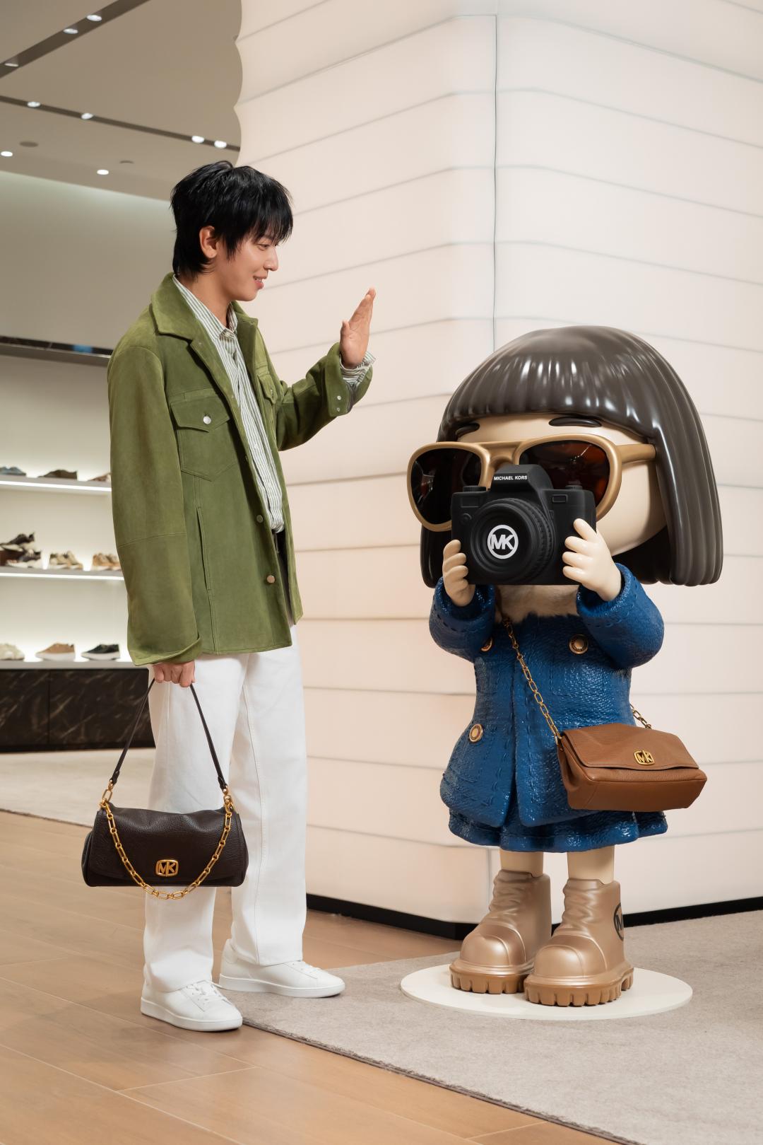 鄭容和一入店就跟「她」打招呼。MK Doll本（10）月起至2027年1月，將於全台指定櫃點巡迴出沒。
