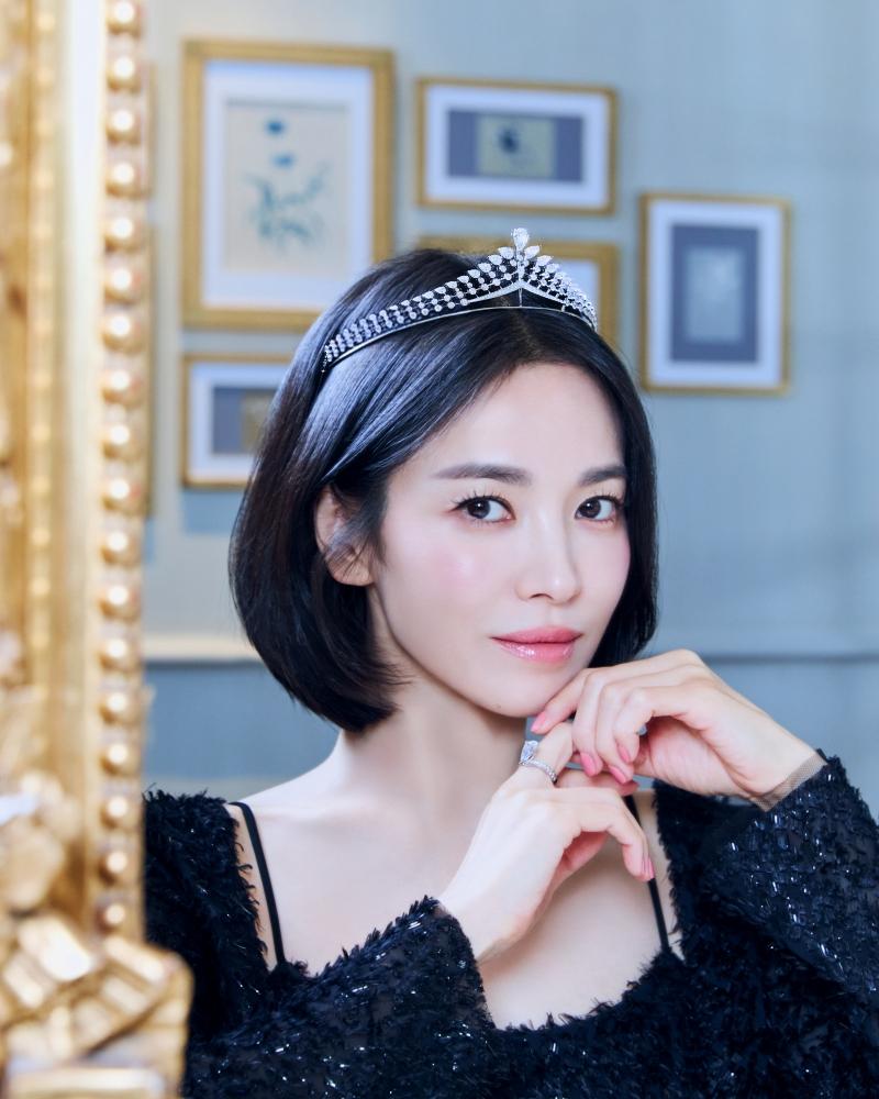 宋慧喬戴上Joséphine Impériale冠冕，俐落短髮搭配小黑洋裝，完成女王造型。（Chaumet）