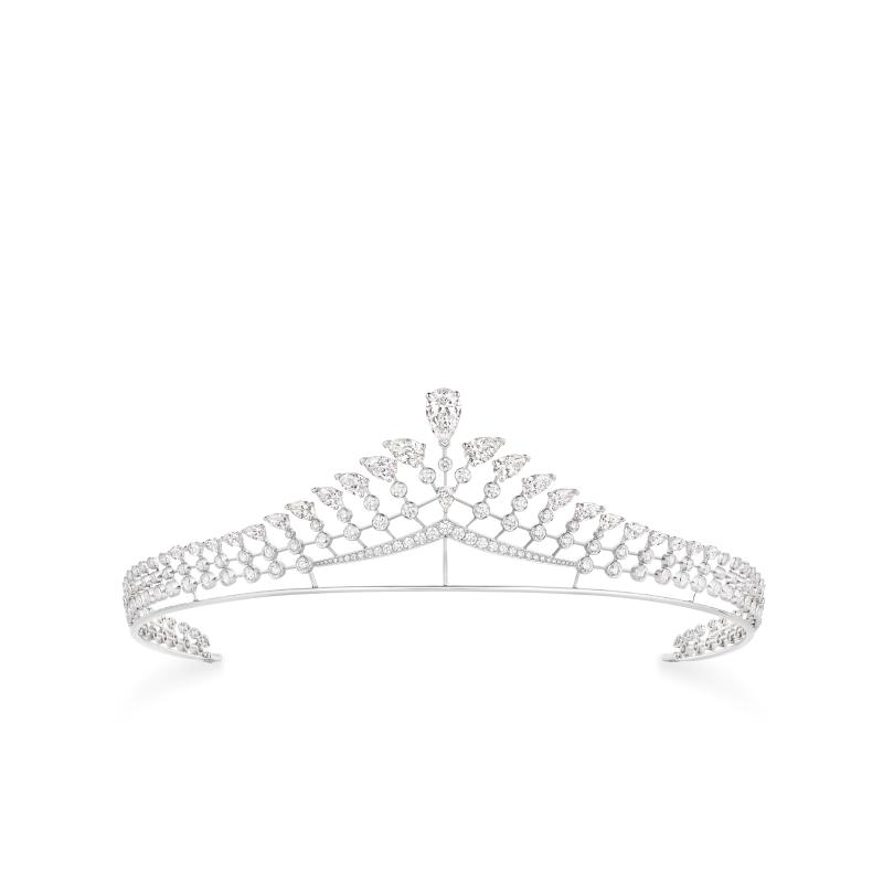 Chaumet Joséphine Impériale冠冕，以18K白金鑲嵌約2.50克拉梨形主鑽，搭配梨形與明亮式切割鑽石，價格依主石條件調整。（Chaumet）