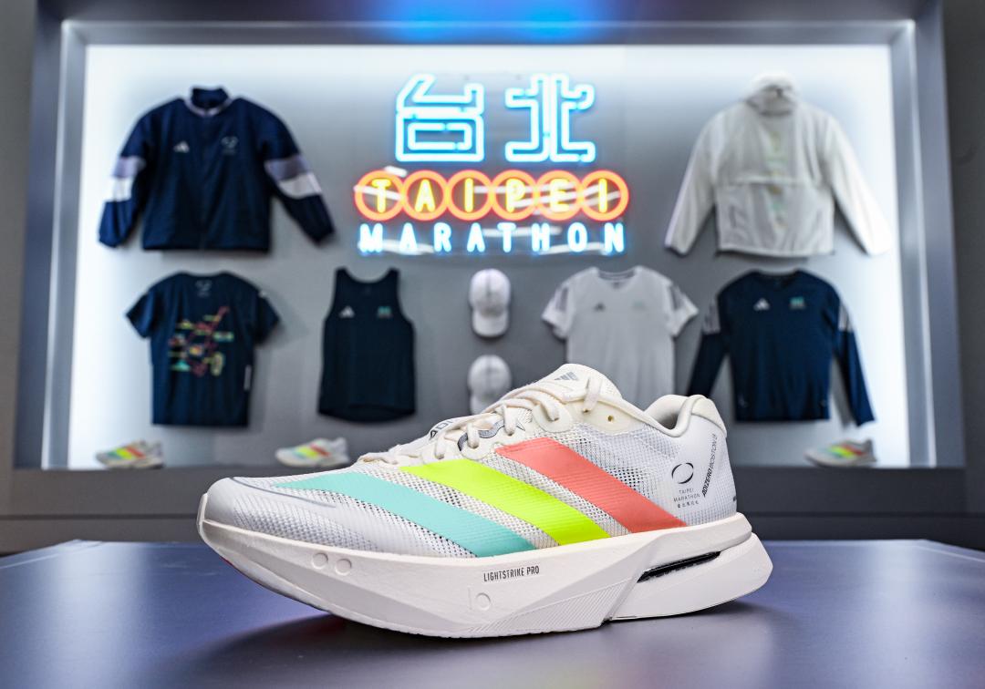 adidasＸ臺北馬拉松限定系列推出男女同款的限定ADIZERO BOSTON 13跑鞋，售價NT$4,290元。