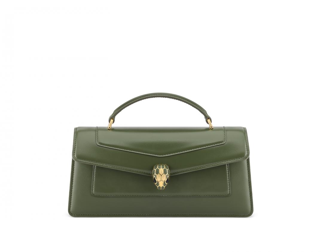 Serpenti Forever Elongated Top Handle翡翠色小牛皮手提包，採時下流行的修長橫向包型。