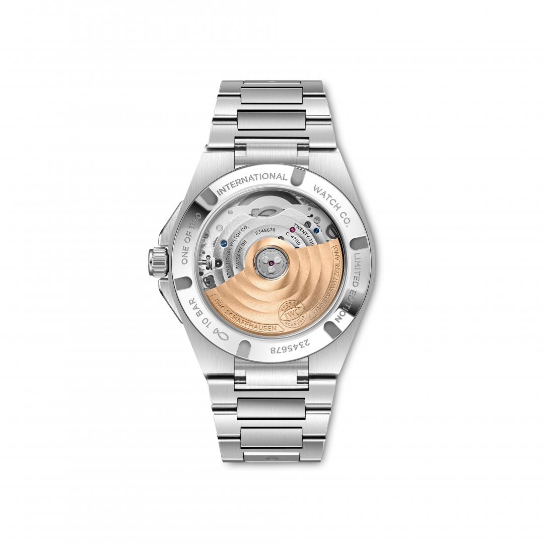 IWC自製機芯47110，飾以珠形紋飾與日內瓦條紋。