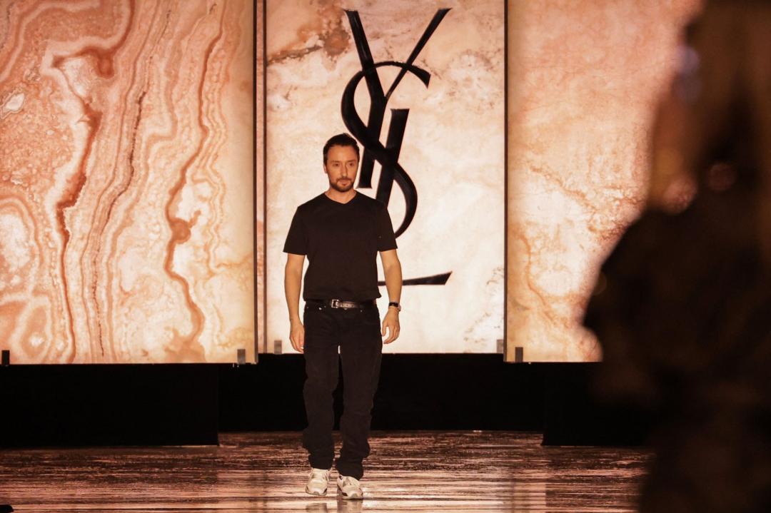44歲的比利時設計師Anthony Vaccarello，正式離開效力十年的SAINT LAURENT，並在社群上留下法文「A bientôt（很快再見）」的註解，外界猜測很快就會公布下一站。（圖／美聯社）