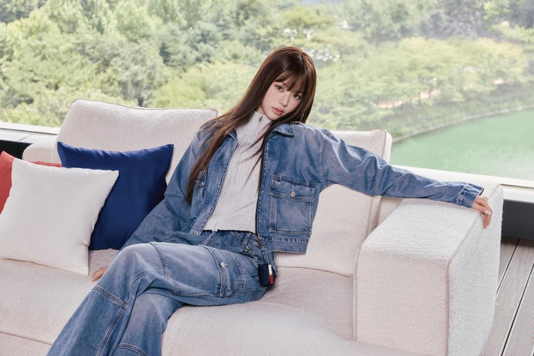 張員瑛身為TOMMY JEANS品牌大使，不忘呈現秋日最時髦全套丹寧穿搭，內裡搭配開襟衫，為整體造型注入恰到好處的暖意。