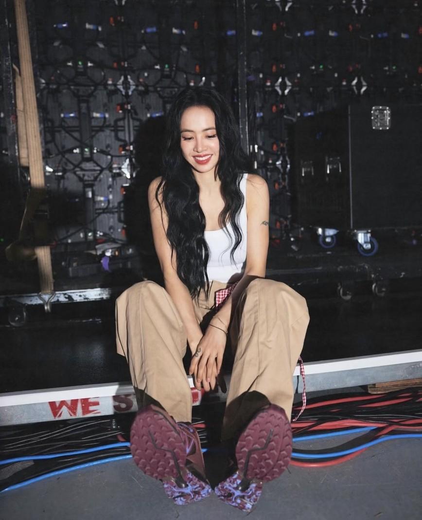 深U領背心展露性感曲線，為運動造型增添女人味。（翻攝自instagram）