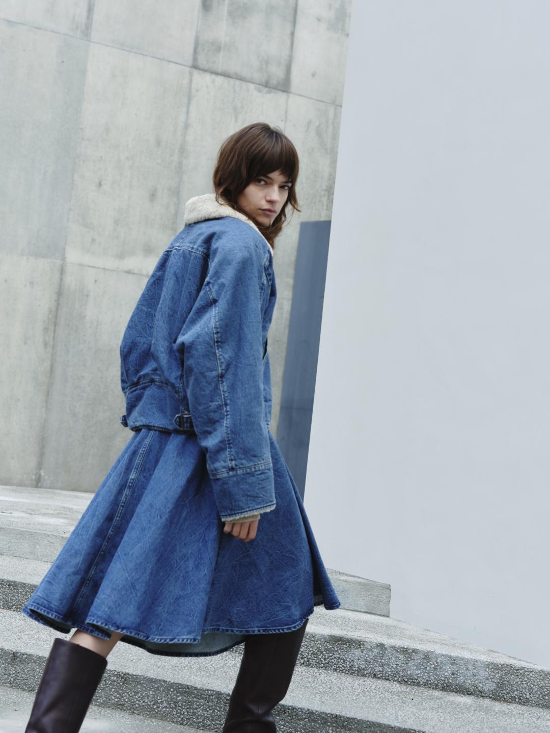 女裝Blue Tab™系列羊羔毛丹寧夾克外套（NT$14,900）、丹寧打褶傘襬裙（NT$6,590）。
