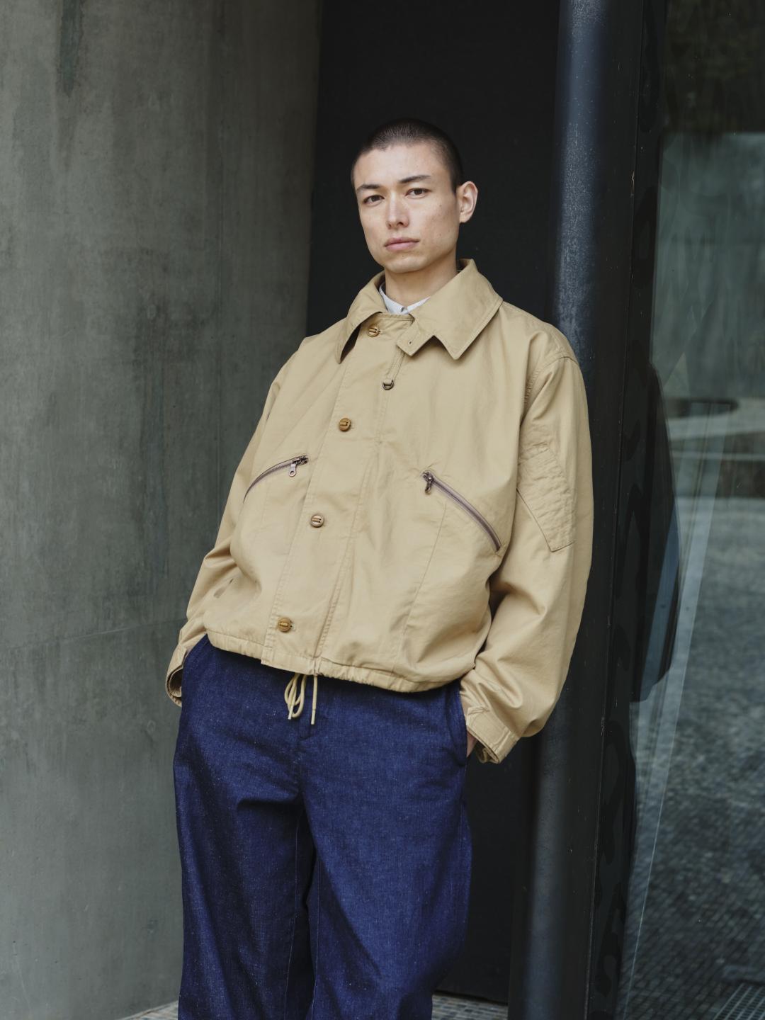 男裝Blue Tab™系列卡其飛行夾克（NT$8,790）。