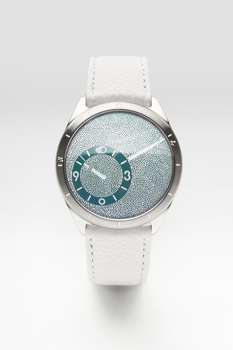 Ressence TYPE 9 JWE限量藝術腕錶，搭載ROCS 9自動上鍊機芯，5級鈦金屬錶殼、ALD塗層祖母綠色迷宮面盤，時間顯示，錶徑39mm，動力儲存36小時，防水深度10米，800,000元，全球限量30只。（SHH提供）