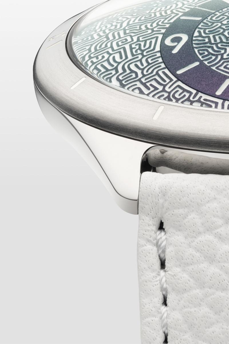 Ressence TYPE 9 JWE腕錶採用5級鈦金屬錶殼，搭配拱形藍寶石水晶鏡面與白色皮革錶帶，錶盤隨光線角度呈現綠紫色變化。（SHH提供）