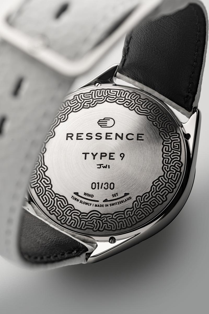 Ressence TYPE 9限量藝術腕錶，錶背延續迷宮雕刻圖案，中央刻有品牌標誌、作品名稱及獨立限量編號。（SHH提供）