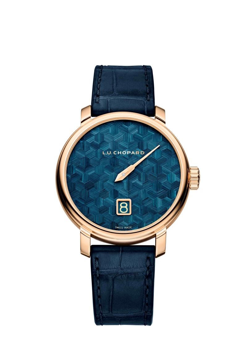 Chopard L.U.C Quattro Spirit 25麥稈鑲嵌特別版腕錶，搭載L.U.C 98.06-L手動上鍊機芯，18K玫瑰金錶殼、藍色麥稈鑲嵌錶盤，跳時與分鐘顯示，動力儲存192小時，錶徑40mm，防水深度50米，約2,766,000元，全球限量8只。（Chopard提供）