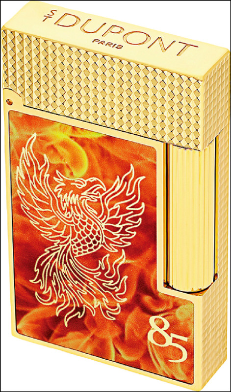 遠百信義A13：ST DUPONT 85週年L2打火機，推薦價77,000元。
