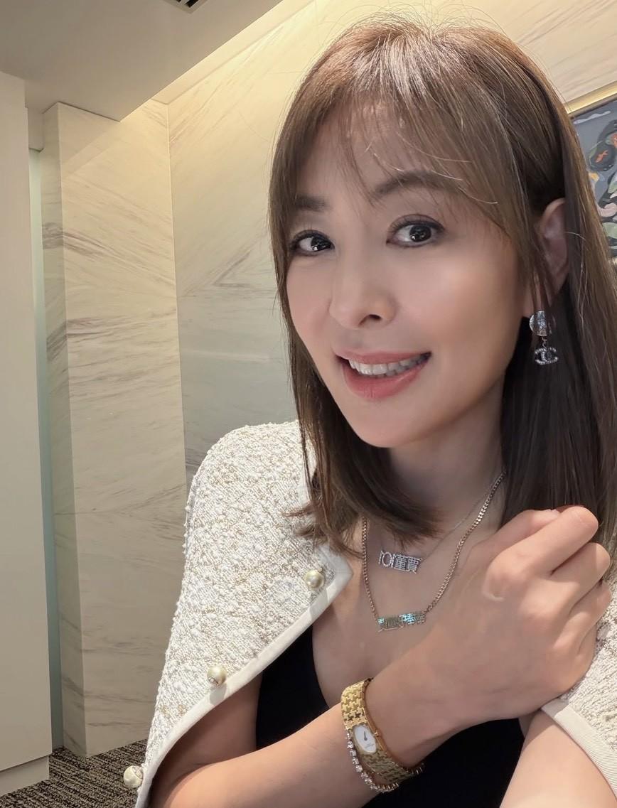 近距離展示Chanel耳環、Cartier鑽石手環及珍藏30多年的Dior腕錶，頸間還有兩條個人訂製項鍊。（翻攝自instagram）