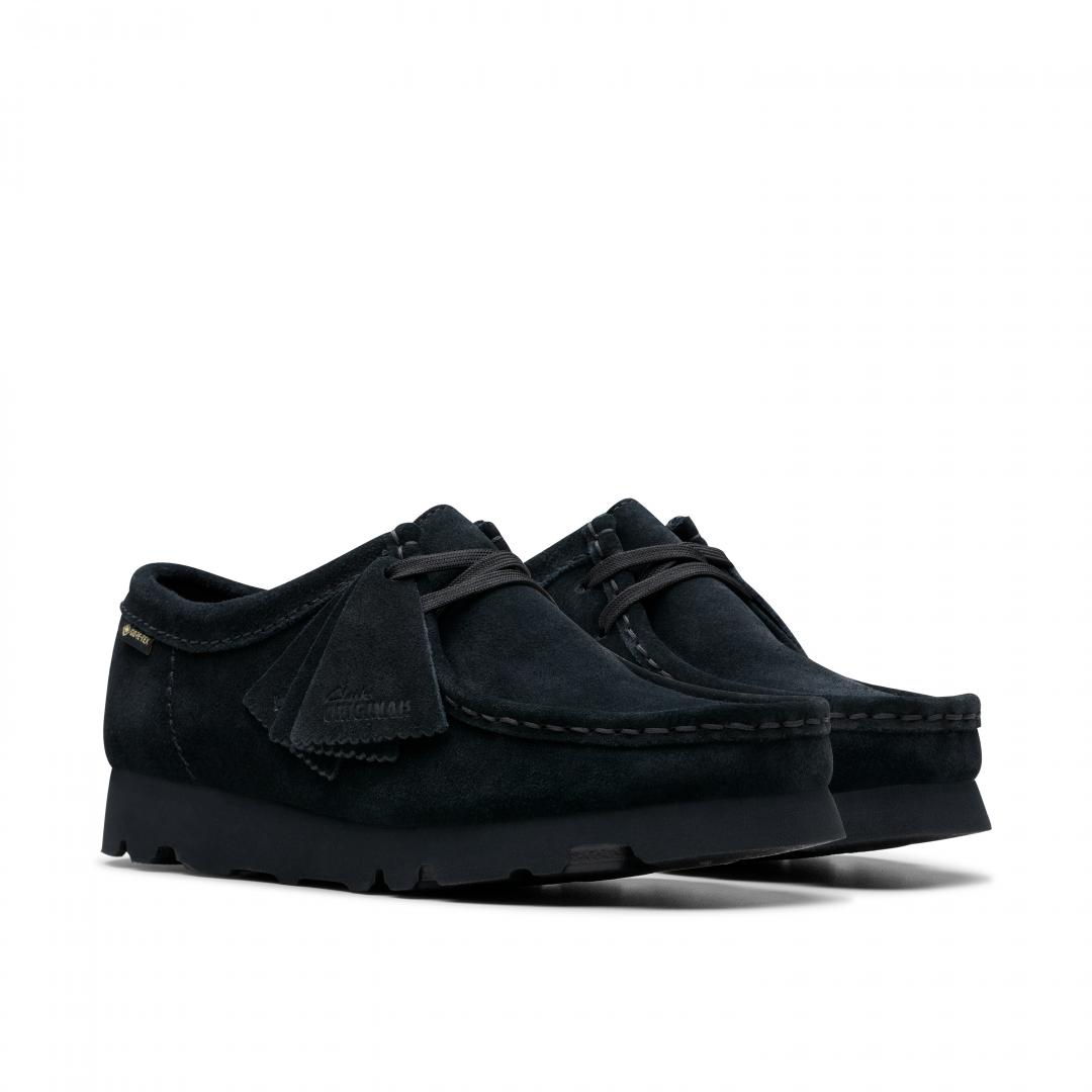 Wallabee GTX真皮黑武士防水休閒袋鼠鞋，外型呈現俐落個性風格，7,880元。