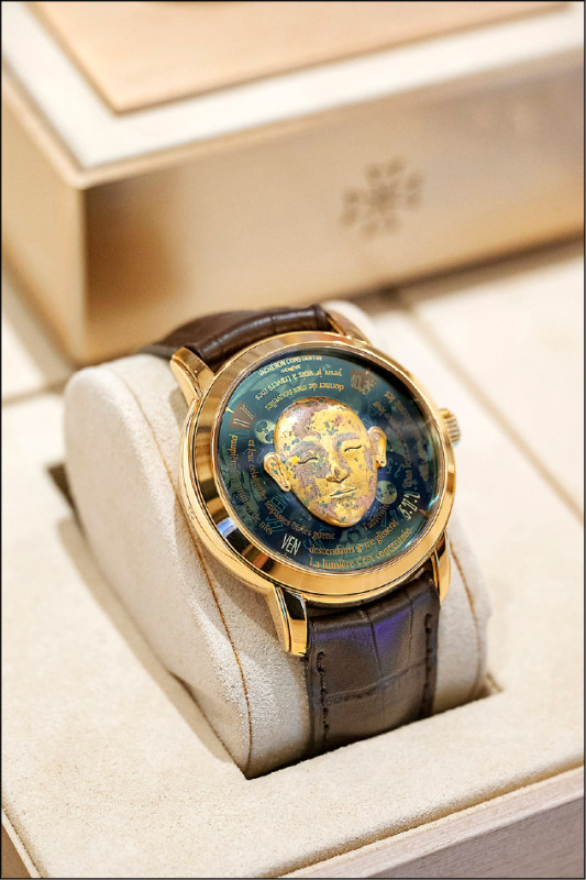 Métiers d'Art藝術大師系列Les Masques面具系列，透過手工雕刻細膩呈現面具五官（2007年）。