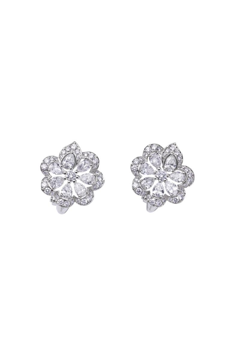 Precious Lace系列耳環，18K白金鑲嵌總重1.16克拉梨形切割鑽石及0.47克拉鑽石，立體花朵設計展現層次。（Chopard提供）