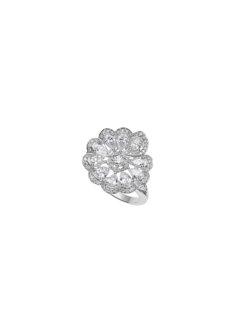 Precious Lace系列戒指，18K白金鑲嵌0.73克拉梨形切割鑽石及0.31克拉鑽石，花瓣外緣環繞細緻鑽石。（Chopard提供）