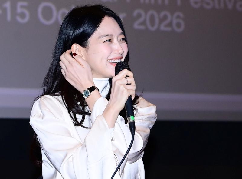 時尚名人一週間》Rosé迷你短裙辣秀長腿、樸寶劍全黑羽絨造型帥翻台北101