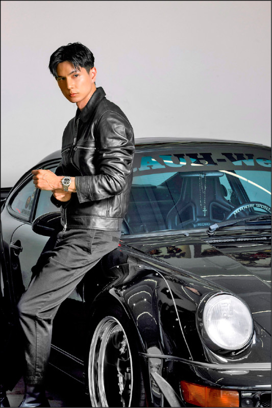 TAG Heuer Carrera Glassbox黑面鑲鑽計時腕錶不只適合正式穿搭，搭配黑色皮衣也能展現率性風格，兼具運動氣息與時尚搭配性。