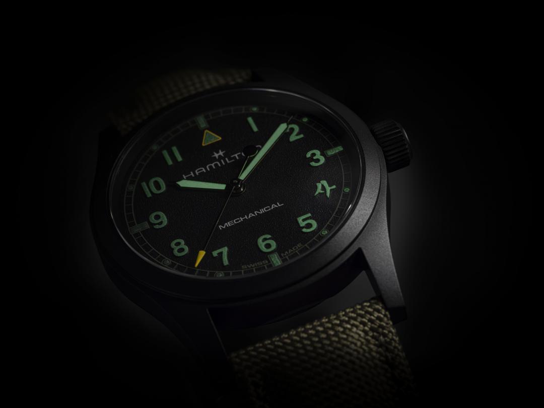 時針、分針與數字更覆有 Super-LumiNova X2級夜光塗層。