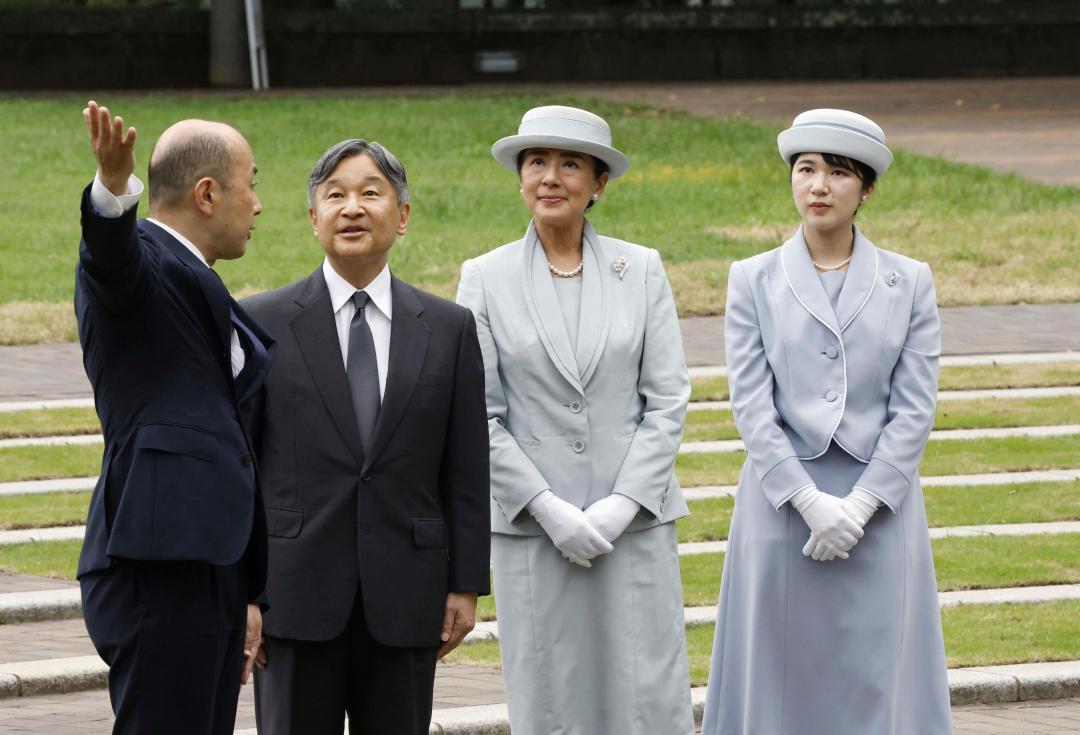 雅子皇后(右2)和愛子公主(右1)經常穿母女裝亮相。(美聯社)