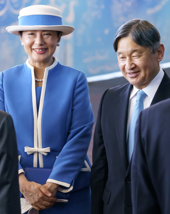 雅子皇后穿皇家藍套裝亮相。(翻攝自IG @kunaicho_jp)