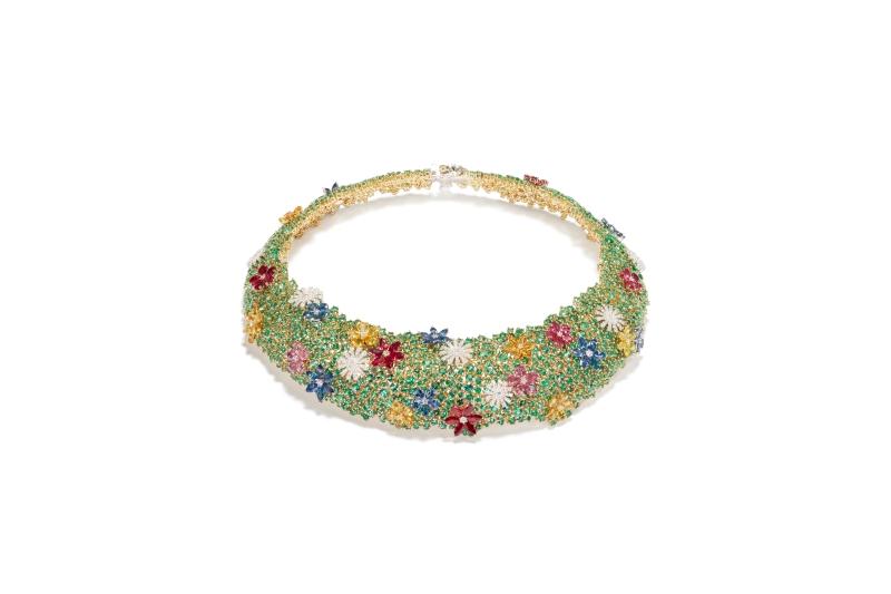 DAMIANI Arte Maestra Floréa藝術大師芙洛蕾婭白金、黃金與玫瑰金祖母綠、藍寶石、紅寶石與鑽石高級珠寶項鍊。（DAMIANI提供）