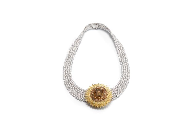 DAMIANI Arte Maestra Radiosa藝術大師光耀白金與黃金Fancy Yellow-Brown鑽石高級珠寶項鍊。（DAMIANI提供）