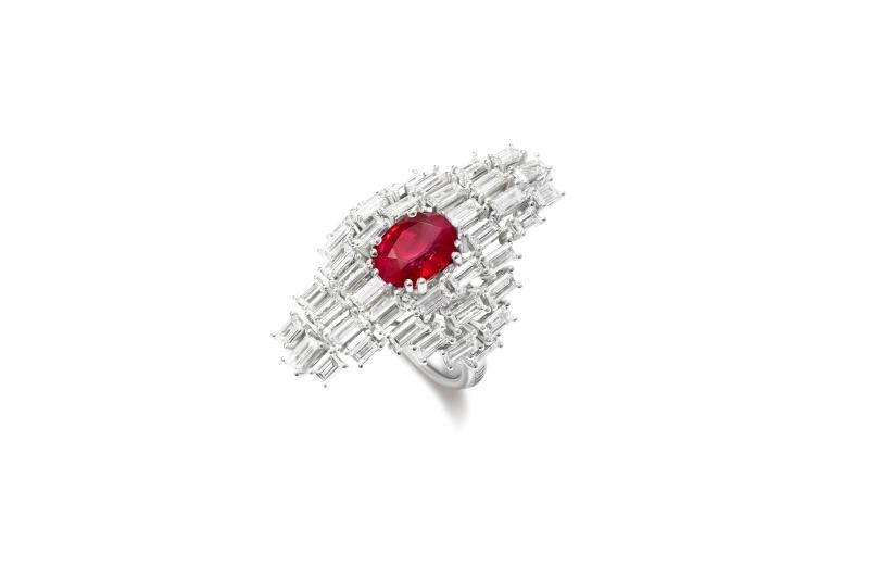 DAMIANI Arte Maestra Estasi藝術大師狂喜白金Vivid Red紅寶石與鑽石高級珠寶戒指。（DAMIANI提供）