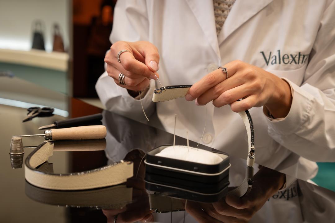 Valextra經典Hand Bar-Tack Stitching手工加固縫製工藝，展現細膩職人工藝與精準技藝。