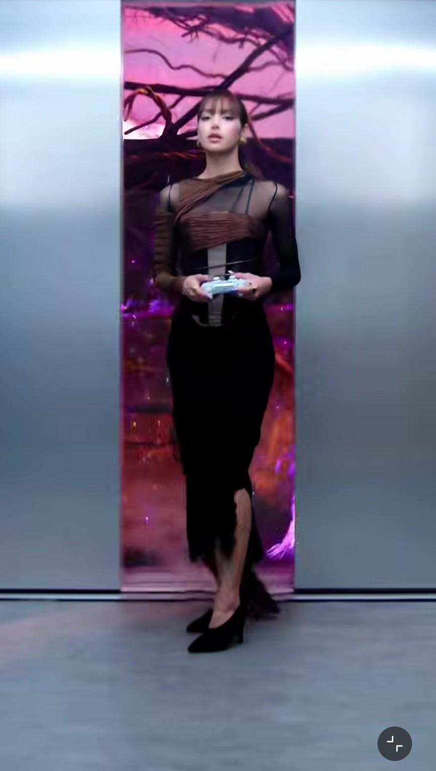薄紗拼接與高衩裙襬若隱若現，舉手投足都流露女人味。（翻攝自instagram）