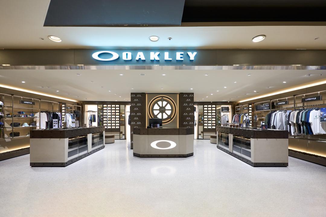 OAKLEY全新概念品牌合作專門店正式進駐台北忠孝SOGO，集結品牌鏡款、服飾、配件三大品類，構築更全方位的時尚體驗。