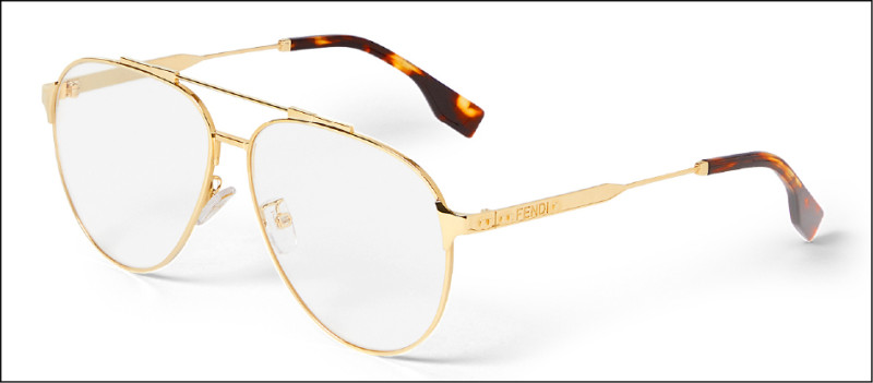 FENDI Line眼鏡以金色金屬打造飛行員墨鏡框型，鏡腳末端加入玳瑁元素，營造精緻復古感，價格店洽。