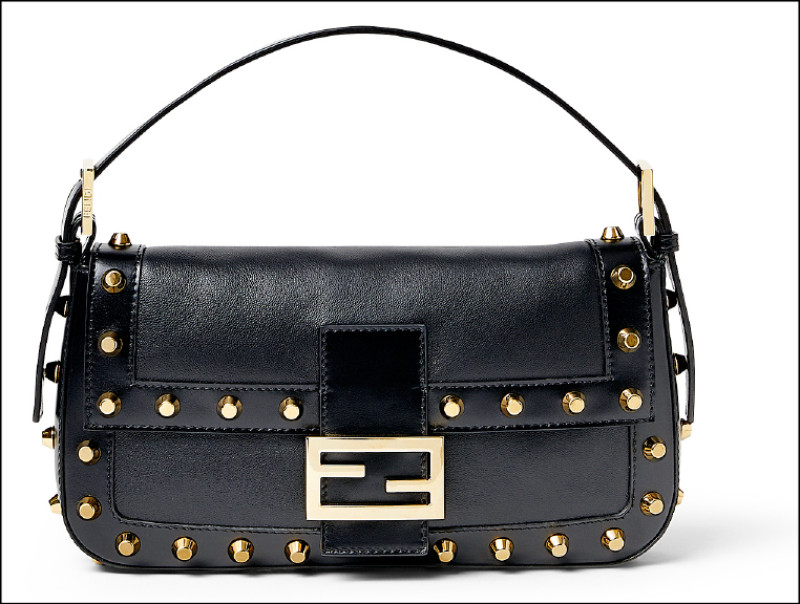 FENDI Baguette 26424手袋，黑色皮革搭配金色鉚釘裝飾，營造反骨率性風格，184,000元。