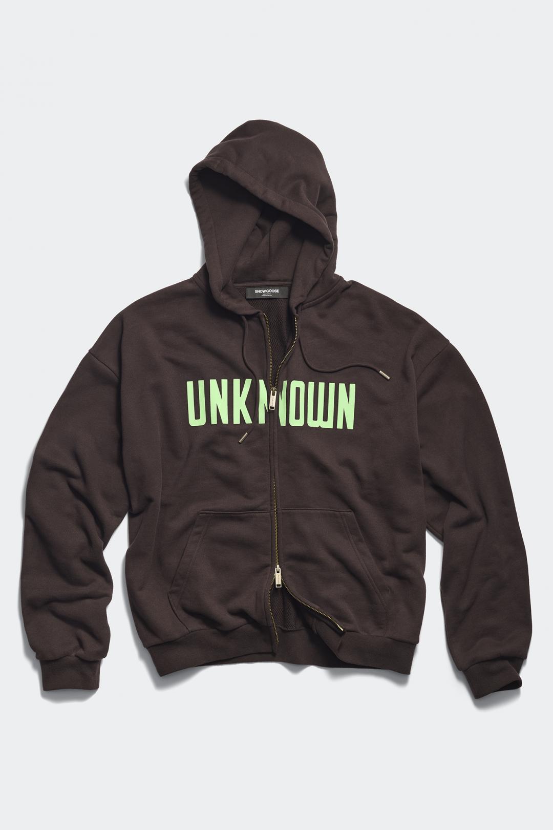 UNKNOWN寬鬆連帽外套，搶眼的綠色字體為大地色調單品注入街頭氣息，不分男女都能輕鬆駕馭，26,100元。