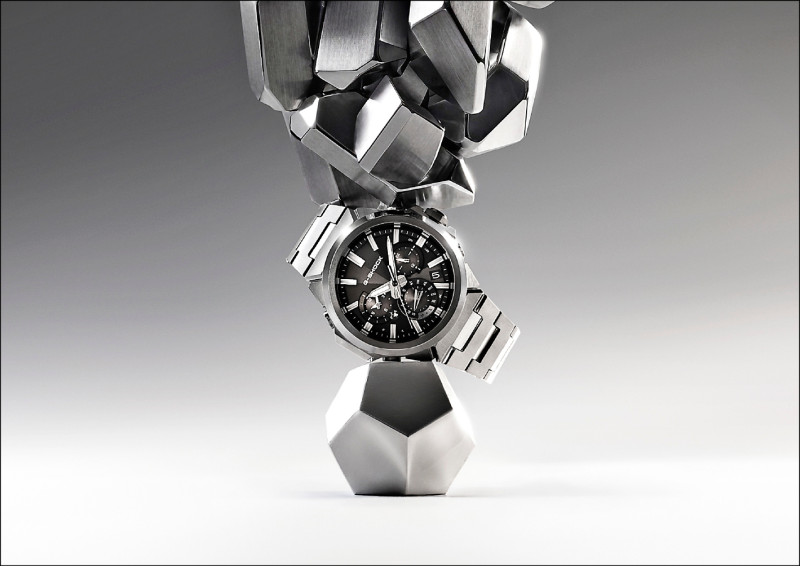 G-SHOCK全新G-STEEL系列以俐落簡約的風格融入日常穿搭。黑色款GST-W1000D-1A，22,000元。