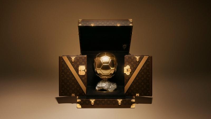 金球獎獎盃置於路易威登專屬硬箱中央，兩側金色V字線條展開，營造宛如舞台揭幕的視覺效果。（Louis Vuitton提供）
