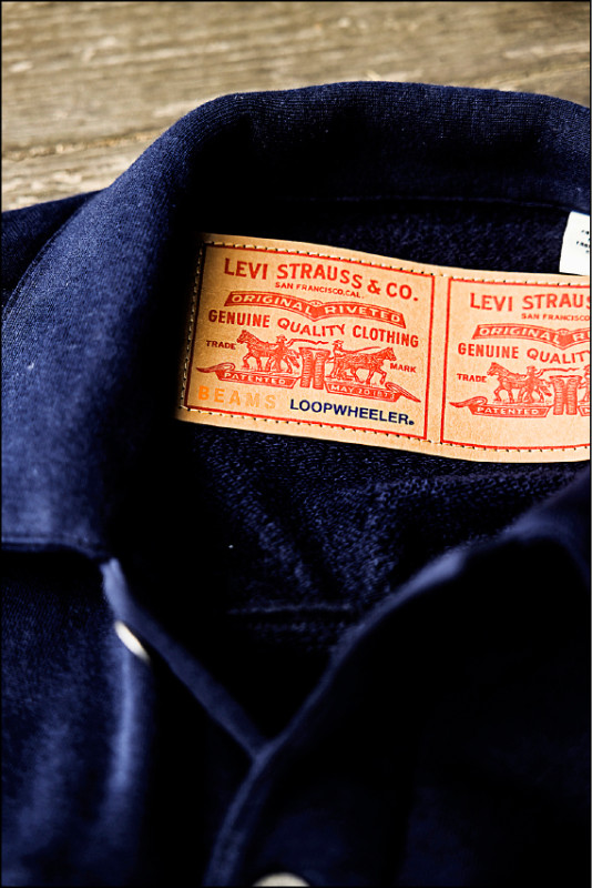 三方聯名系列特別設計了專屬皮標，將Levi’s®經典雙馬標誌與BEAMS、Loopwheeler字樣並列，象徵融合3個品牌的工藝美學。