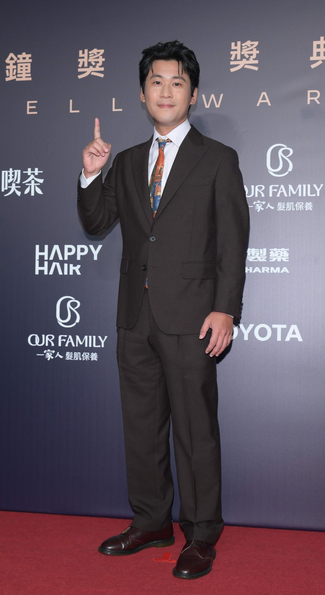 黃迪揚選擇充滿藝術感的印花領帶，與深色西裝搭配更顯兩眼。（攝影新聞組攝）