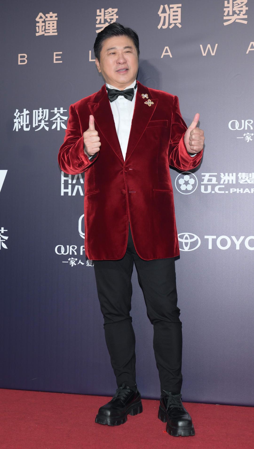 胡瓜選擇酒紅色絲絨西裝，一只金色胸針點綴，整體造型大氣且不俗氣。（攝影新聞組攝）