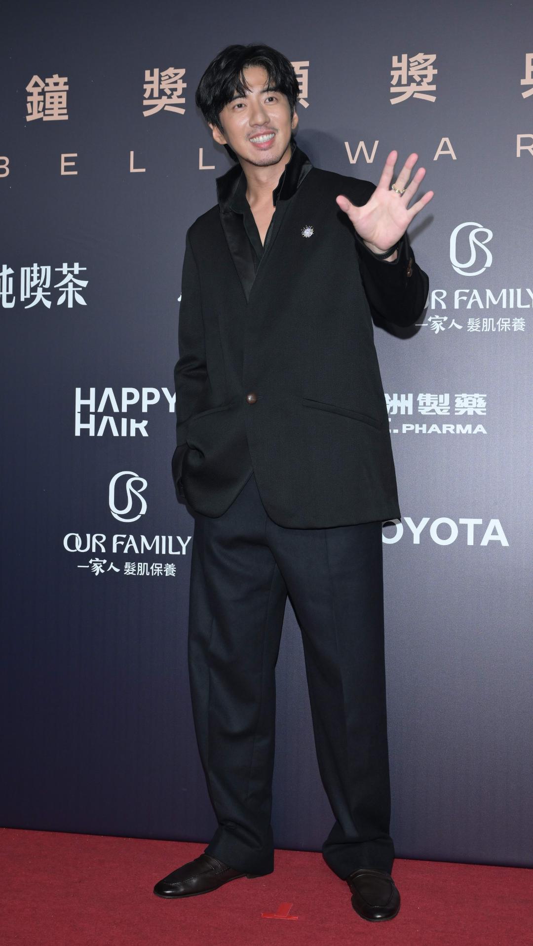 傅孟柏選擇的西裝品牌是義大利精品男裝ZEGNA，搭配深棕色MOCASSIN樂福鞋，胸前還點綴Tiffany & Co.的鑽石胸針。（攝影新聞組攝）