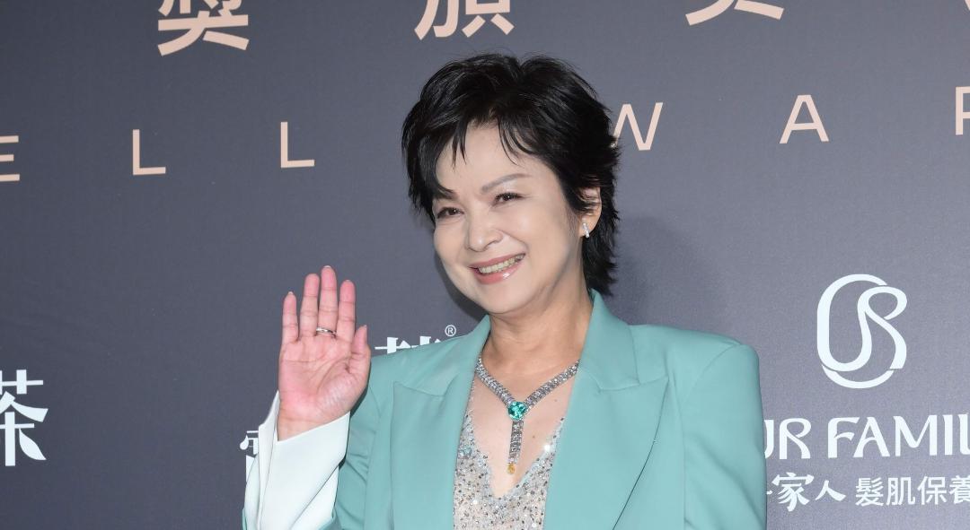 金鐘61》楊貴媚湖水綠西裝搭白褲太帥氣!釦子一開驚見亮片透膚 不輸辣妹 金鐘61》楊貴媚湖水綠西裝搭白褲太帥氣!釦子一開驚見亮片透膚 不輸辣妹