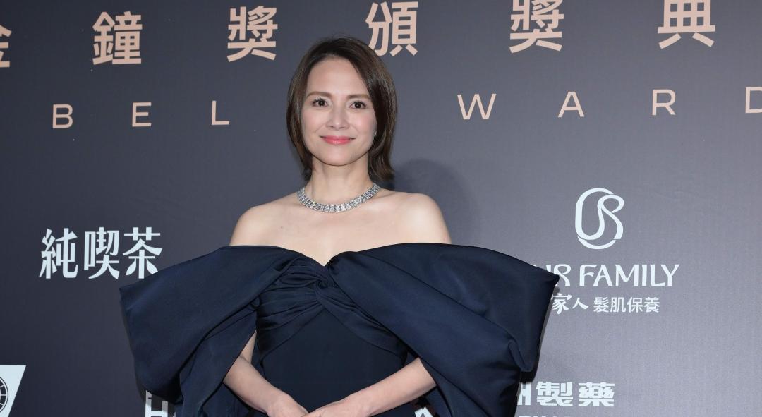 金鐘61》李心潔紅毯大露香肩!290小時打造超狂蝴蝶結、2400萬珠寶搶鏡 金鐘61》李心潔紅毯大露香肩!290小時打造超狂蝴蝶結、2400萬珠寶搶鏡