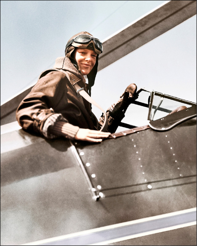 傳奇女飛行員Amelia Earhart在1932年佩戴浪琴計時碼錶，歷經14小時56分鐘克服嚴寒與機械故障，成功完成單人飛越大西洋的創舉。