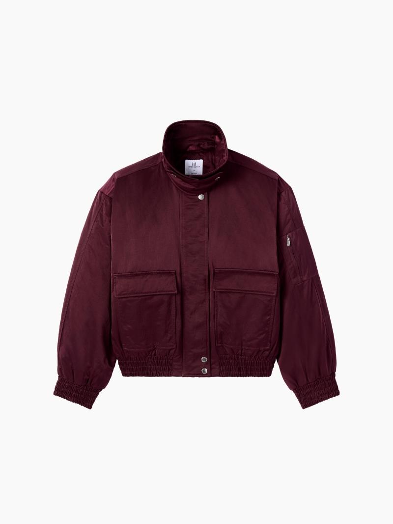 Gap x Victoria Beckham 寬版飛行員外套（深紅色），5,699元。（GAP提供）