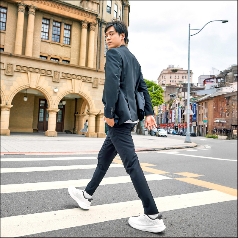 黑色西裝搭配SKECHERS白色GO WALK IN THE CITY健走鞋，為俐落正裝挹注輕鬆自在的街頭氣息。