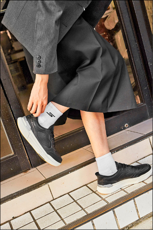 SKECHERS GO WALK IN THE CITY系列女款黑色健走鞋，黑色鞋身、白色厚底增添層次感，4,490元。