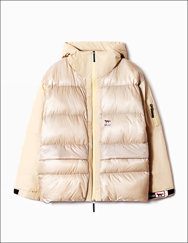MAISON KITSUNÉ×NANGA杏仁奶霜羽絨外套，採立領連帽設計，衣身搭配雙品牌標誌，33,900元。