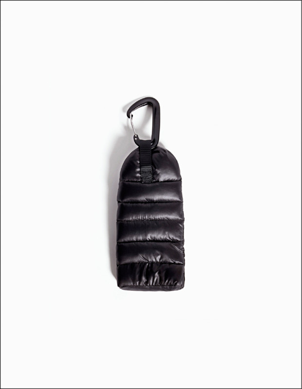 MAISON KITSUNÉ×NANGA曜石黑杏仁奶霜羽絨手機包，迷你睡袋造型搭配掛扣，3,500元。